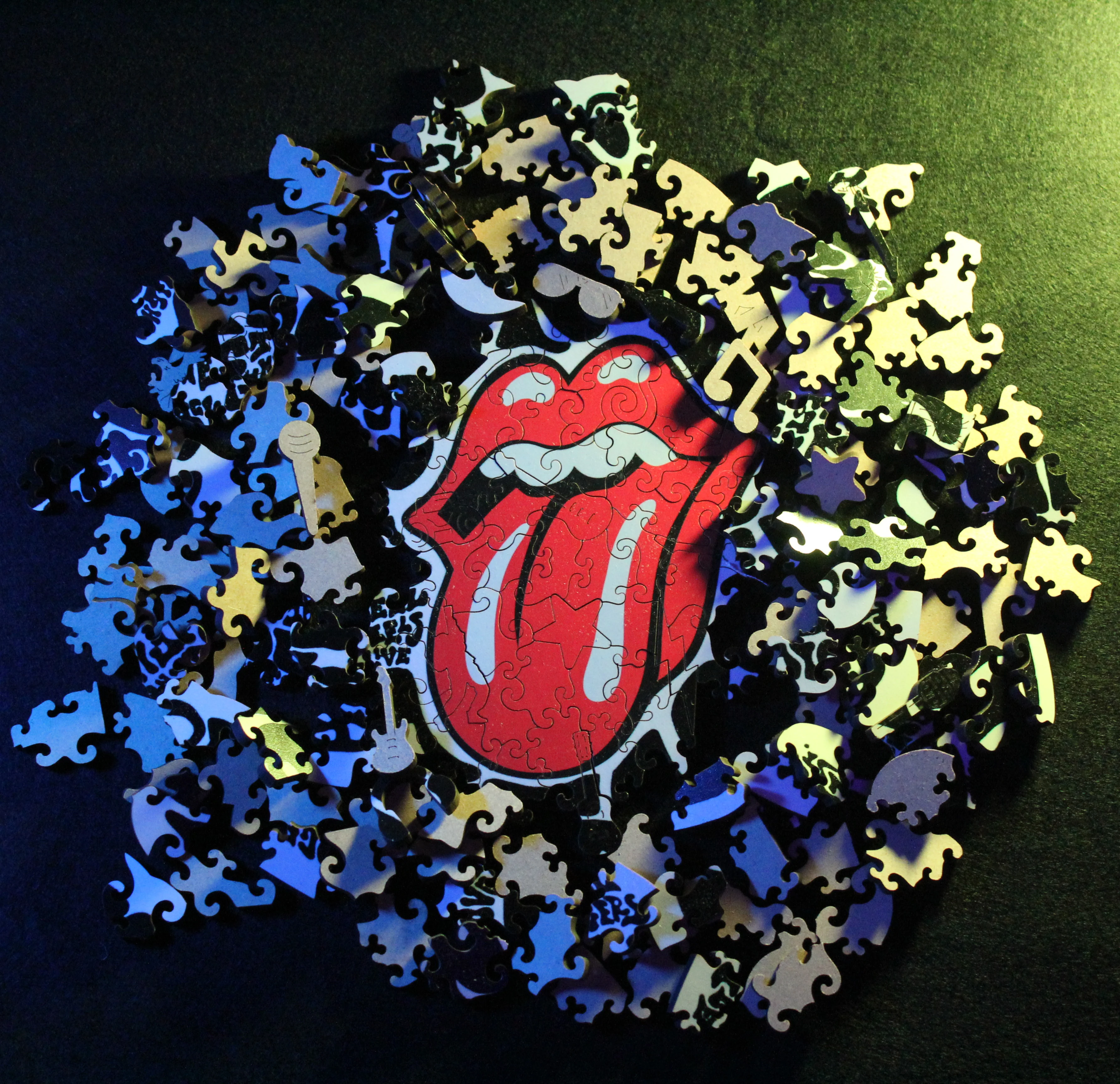 Woodlux x The Rolling Stones - Hot Lips Premium Puzzle - Image 4